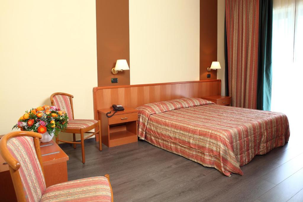 Hotel Romanisio Fossano Chambre photo